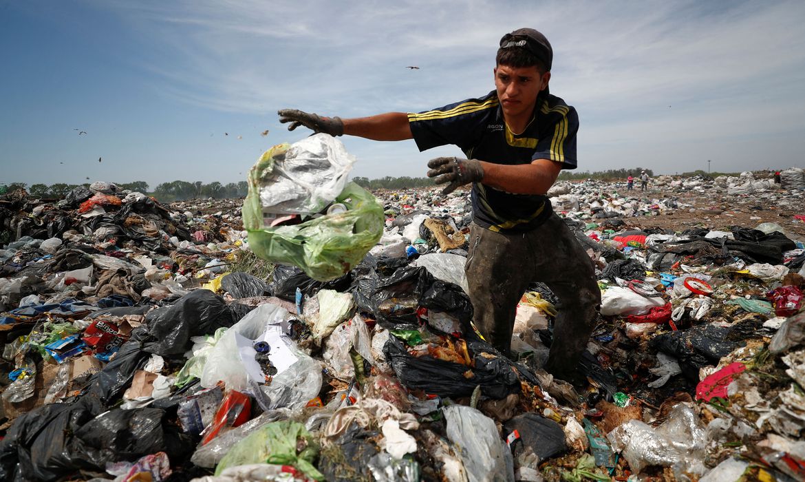 Guaicurus News - Argentinos sofrem com inflação de 100% e se voltam aos lixões para sobreviver
