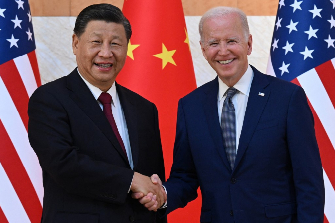 Guaicurus News - Biden e Xi apertam as mãos pela primeira vez e prometem evitar conflito EUA-China