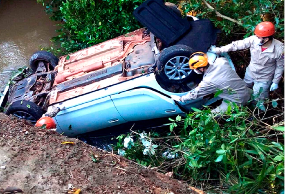 Guaicurus News - Motorista perde controle da direção e carro cai dentro de córrego em Aquidauana