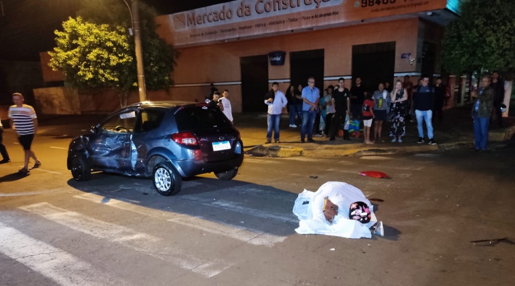 Guaicurus News - Imagens flagram momento em que carro avança preferencial e mata motociclista em Dourados