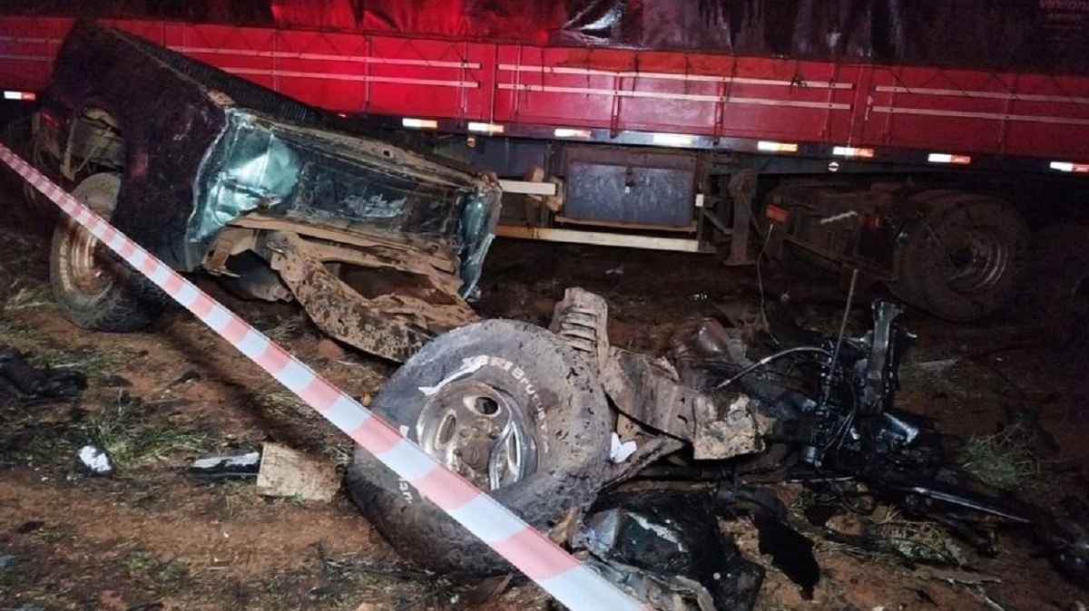 Guaicurus News - Caminhonete bate de frente com carreta e deixa dois mortos na MS-270, em Dourados