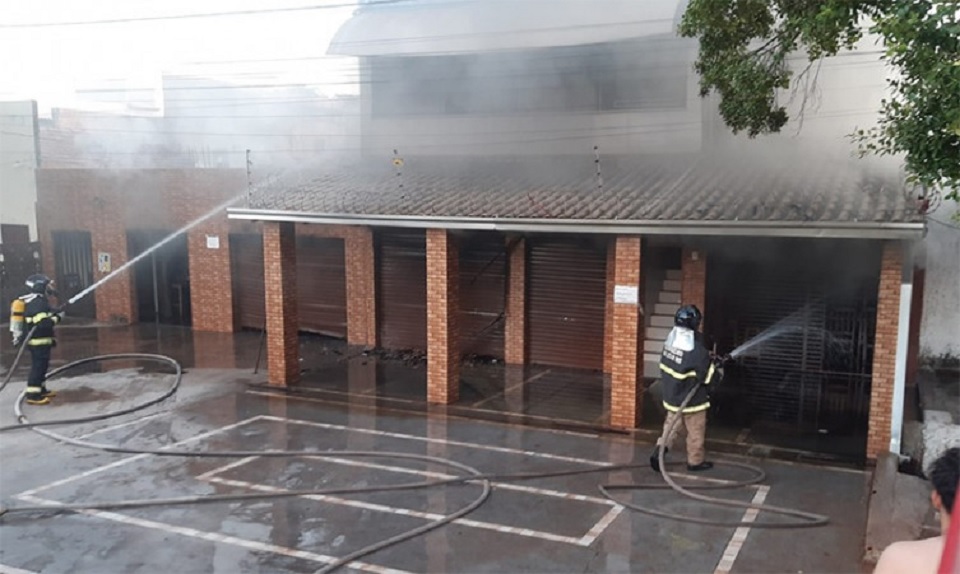 Guaicurus News - Incêndio destrói restaurante e mobiliza Bombeiros em Corumbá (video)