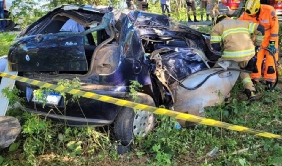 Guaicurus News - Carro bate em árvore e mata mãe e dois filhos que seguiam para velório em Minas Gerais