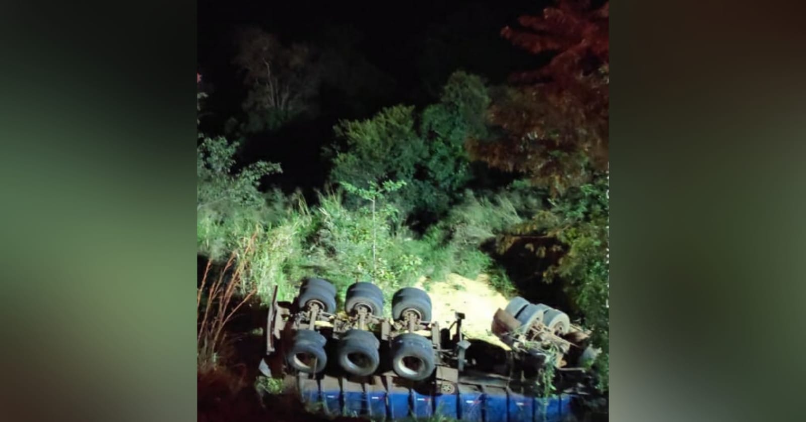 Guaicurus News - Caminhão carregado de milho cai em ribanceira e motorista morre em Campo Grande