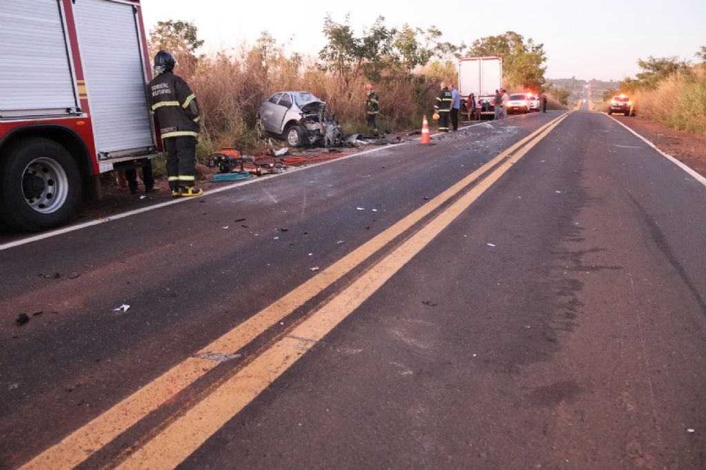 Guaicurus News - Motorista morre após invadir pista contrária e bater de frente com caminhão em Nova Andradina