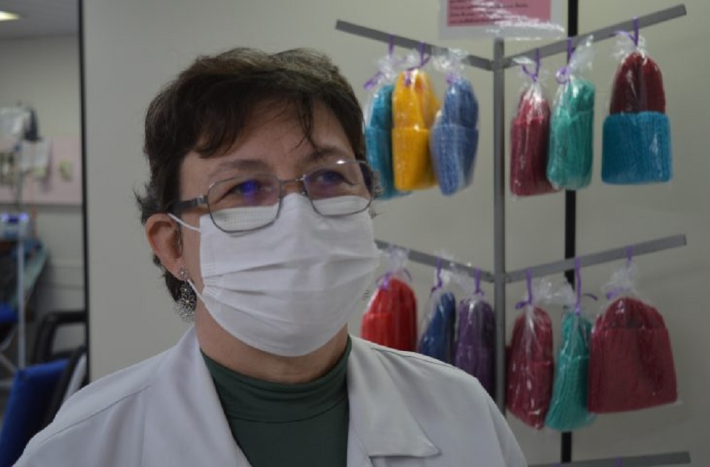 Guaicurus News - No inverno, médica do Hospital Regional produz toucas crochê para pacientes em quimioterapia