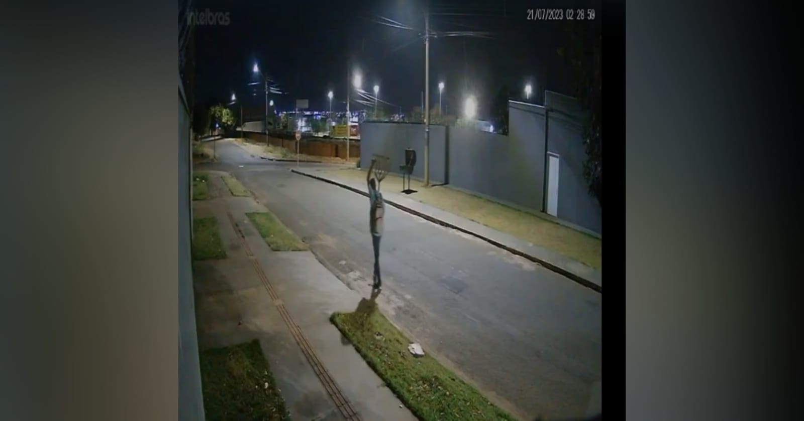 Guaicurus News - Devolve aí: homem é flagrado furtando lixeira em bairro de Campo Grande (vídeo)