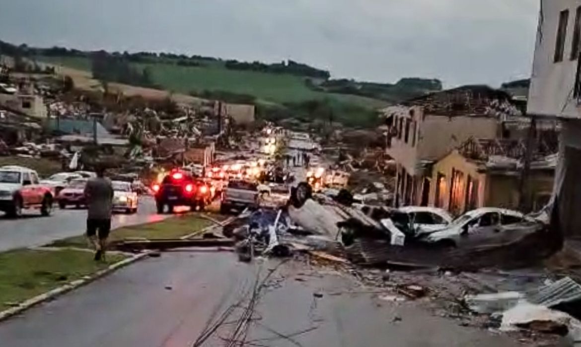 Guaicurus News - Ciclone causa destruição, deixa 6 mortos e 400 feridos no Paraná