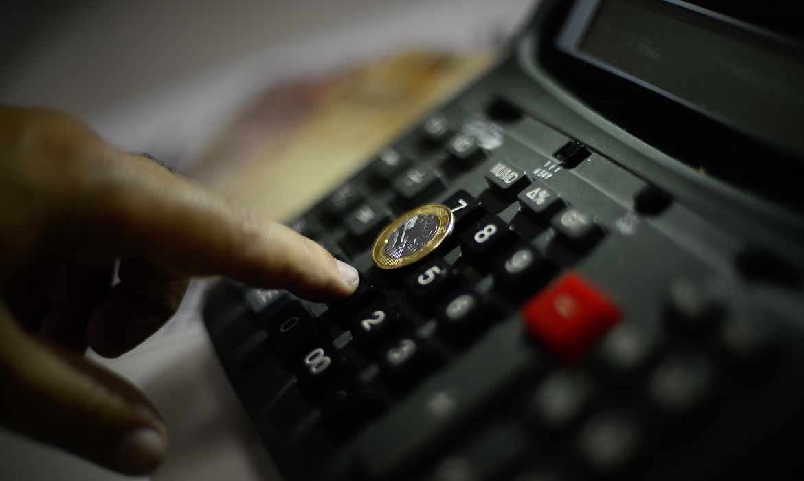Guaicurus News - Sob efeito do juro alto, economia recua 0,3% em outubro
