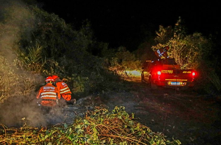 Guaicurus News - Frente fria favorece combate aos incêndios, e trabalho do Corpo de Bombeiros volta a invadir a noite