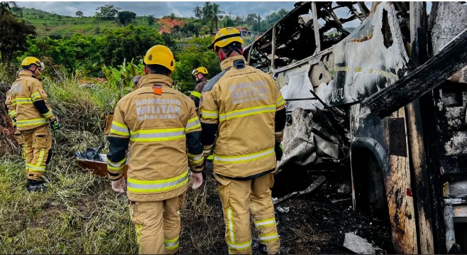 Guaicurus News - Mortes confirmadas no acidente em rodovia de Minas chegam a 38