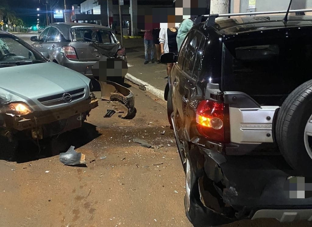 Guaicurus News - Vídeo: Motorista perde o controle, bate em carros estacionados e depois foge em Nova Andradina  