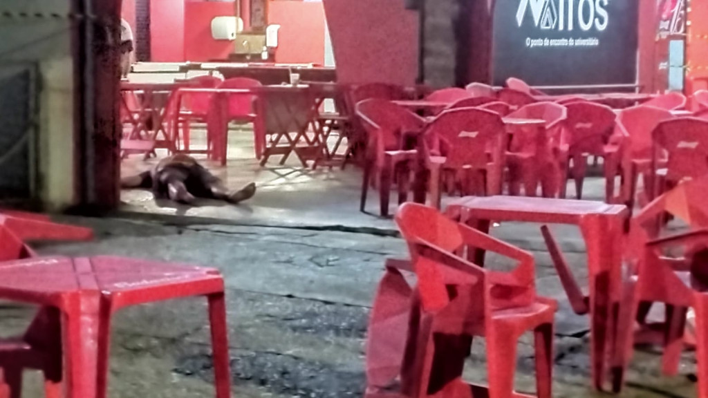 Guaicurus News - Rapaz é assassinado a tiros em frente a bar em Dourados; uma mulher foi baleada