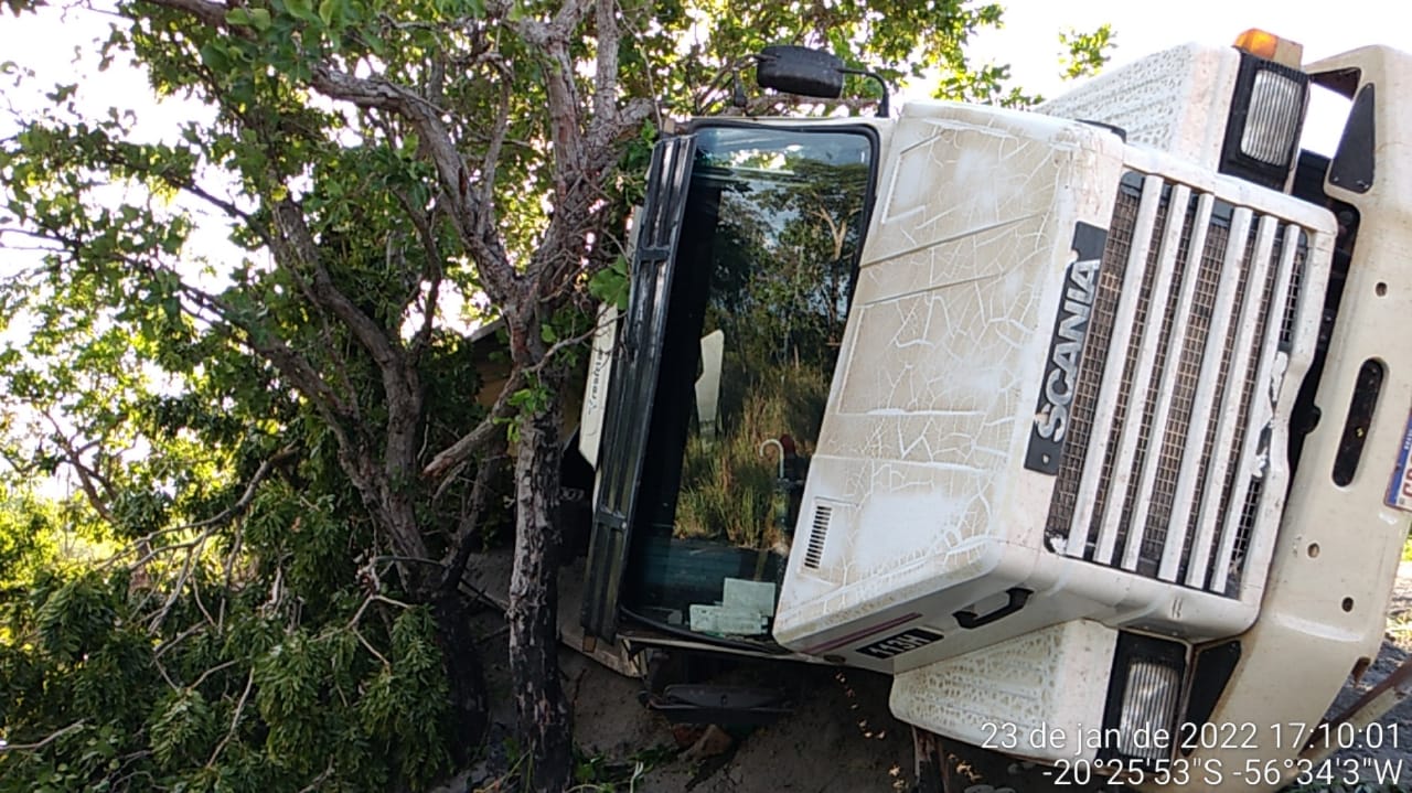 Guaicurus News - Caminhão tomba às margens da MS-339